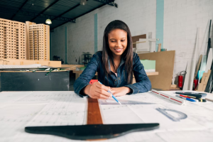 Mujer latina haciendo tarea al estudiar arquitectura