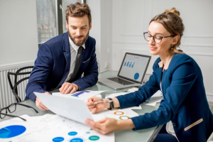 Personas analizando el por qué deben estudiar administración de empresas en línea