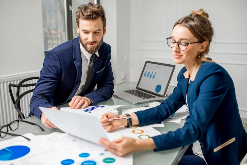 Personas analizando el por qué deben estudiar administración de empresas en línea