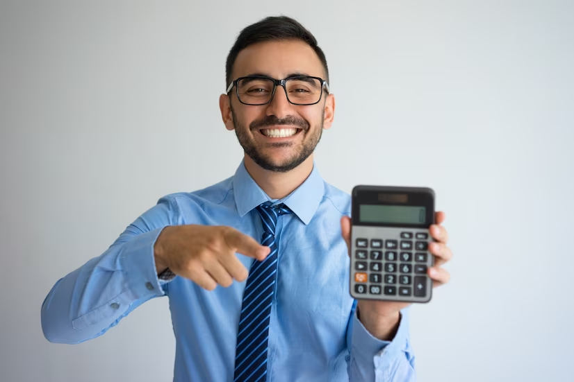 Contador sosteniendo una calculadora.