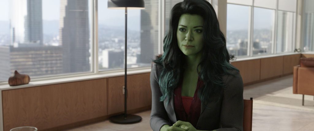 she hulk abogada en una oficina con abogados

